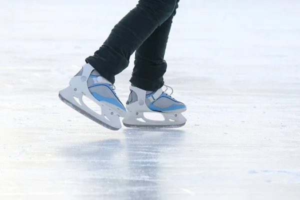 Buz pateni pistinde yuvarlanan birinin ayakları. — Stok fotoğraf