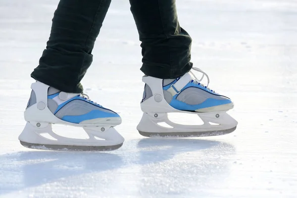 Las piernas de un hombre patinando en la pista de hielo — Foto de Stock