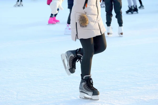 Voeten meisjes schaatsen op schaatsen op het ijs arena — Stockfoto