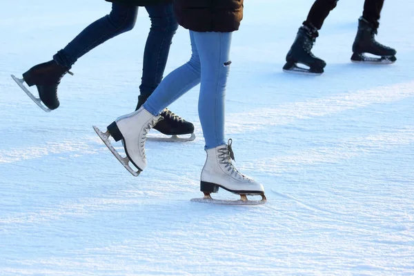 Buz pateni pisti üzerindeki ayak buz pateni kişi — Stok fotoğraf