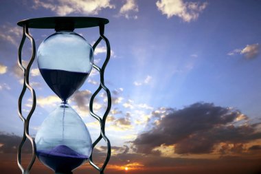 arka planda günbatımı kum saati