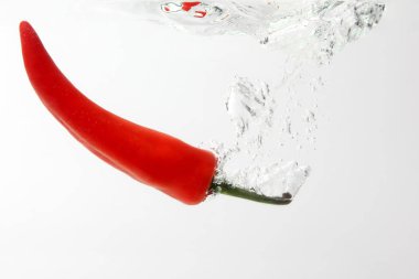 Kırmızı biber suya düşüyor.