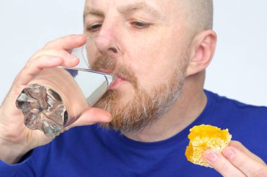 adam bal tatma suyu içer