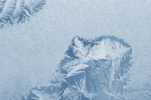 Givre inhabituel sur une fenêtre d'hiver — Photo