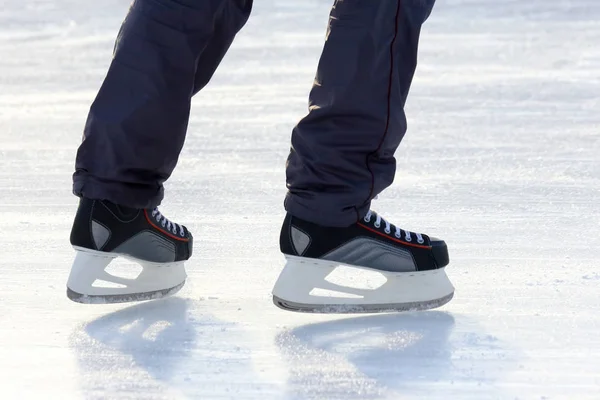 在溜冰场的脚 ice-skating 人 — 图库照片