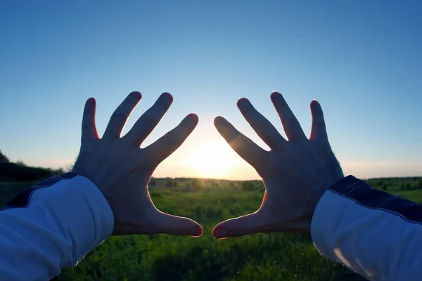 Alzato le mani sullo sfondo del tramonto — Foto Stock