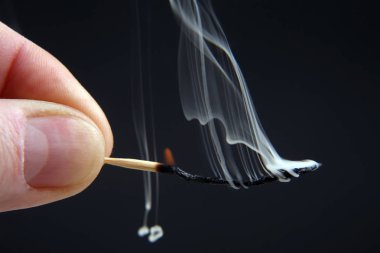 Karanlık adam üzerinde elinde yanan ve ahşap Sigara maç