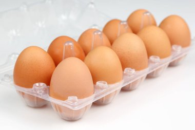 tavuk yumurtası beyaz zemin üzerinde bir kutu içinde