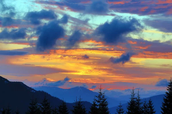 Velmi pestrý západ slunce v horách — Stock fotografie