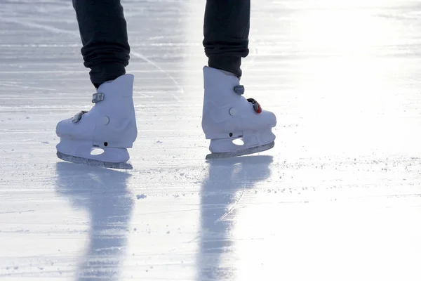 Pattinatore di ghiaccio sulla pista di pattinaggio — Foto Stock