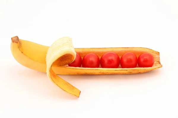 Помідори в мушлі банана — стокове фото