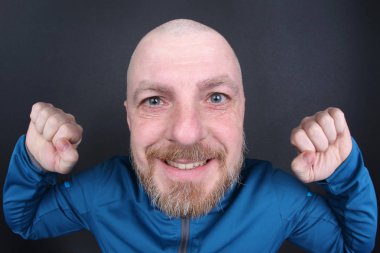 onun elleri u ile neşeli sakallı adam