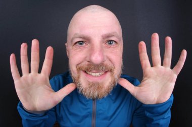 neşeli sakallı adam ellerini ile