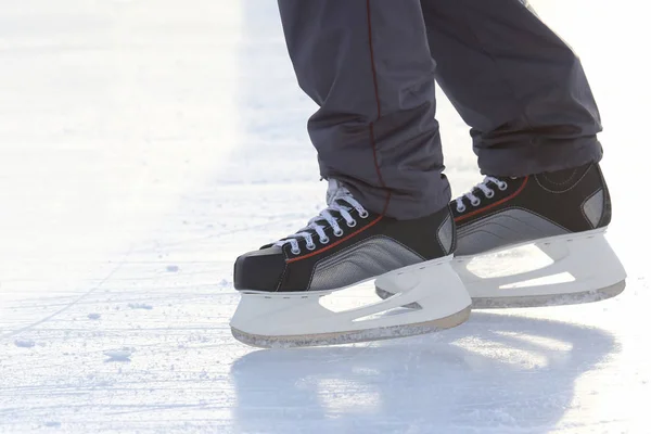 Voet persoon van het schaatsen op de ijsbaan — Stockfoto