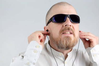 sakallı adam kulaklık müzik dinliyor