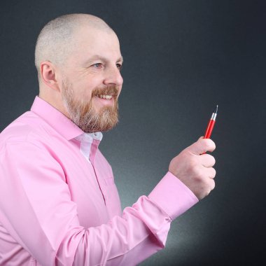 Pembe gömlekli bir adam elinde kırmızı kalemle portresi