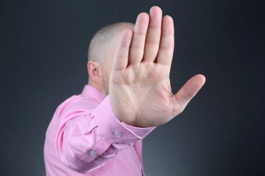 adam yüzünü kapsar