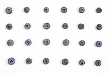 yaban mersini satırlardaki beyaz zemin üzerine yerleştirilir