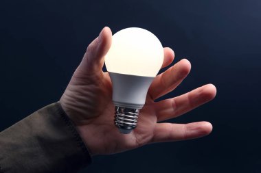 Modern lamba çevrildi. Bir P 'nin avuç içine kurşun ışık dahil