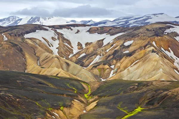 Paisagem de montanha bonita e colorida em Landmannalaugar, Ic — Fotografia de Stock