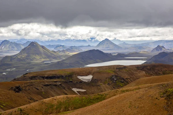 Hermoso contraste del paisaje montañoso en Islandia. Trav. — Foto de Stock