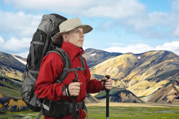 Équipé d'un voyageur dans une veste rouge avec bâtons de randonnée ressemble i — Photo