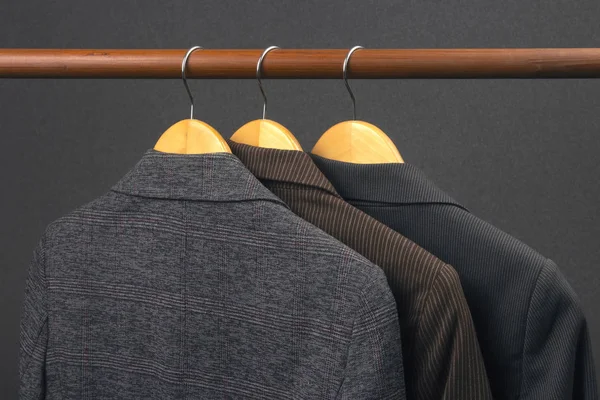 Diferentes chaquetas clásicas de oficina de las mujeres cuelgan en una percha para st —  Fotos de Stock