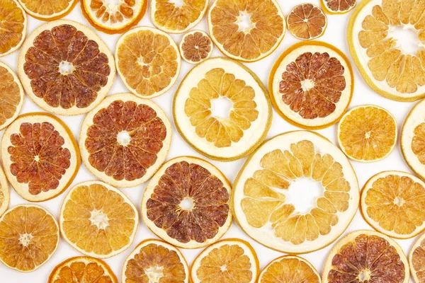 Beyaz arka planda çok sayıda kurutulmuş limon dilimi. Vitami — Stok fotoğraf