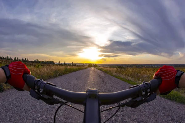 Sport handen op het stuur rijden een fietser op de weg t — Stockfoto