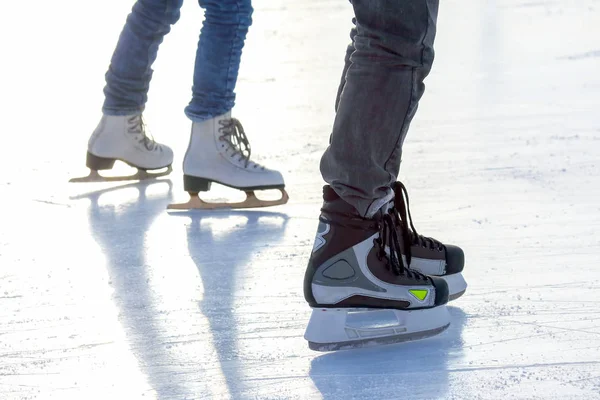 Gambe di un uomo che pattina su una pista di pattinaggio. Sport e intrattenimento. R — Foto Stock