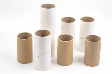 beyaz arka planda karton, kağıt tüpler ve borular