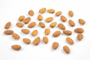 Beyaz arka planda farklı fındıklar. Vitaminli sağlıklı yiyecekler..