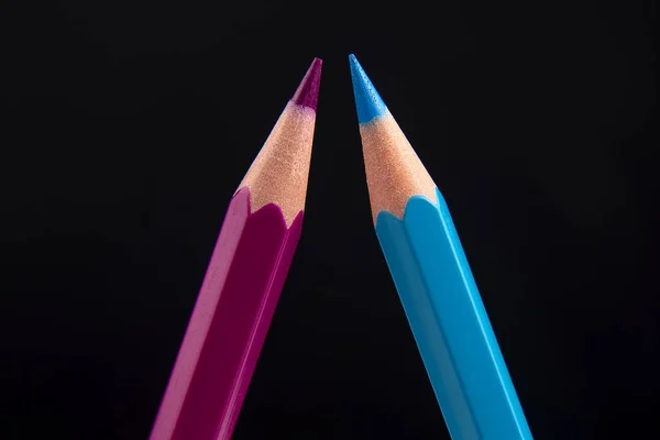 Koyu bir arkaplana çizim yapmak için renkli kalemler. Eğitim ve — Stok fotoğraf