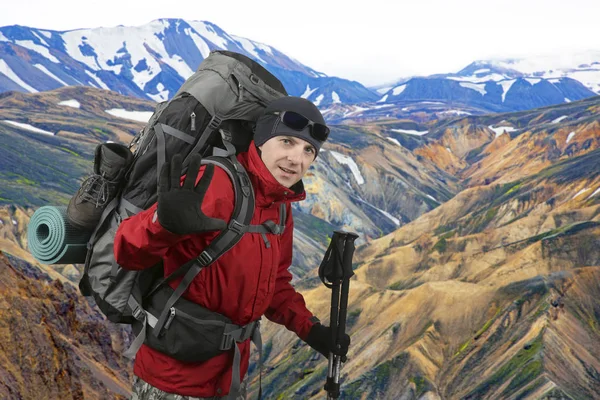 Szczęśliwy podróżnik wyposażony w czerwoną kurtkę na wzgórzu ra — Zdjęcie stockowe