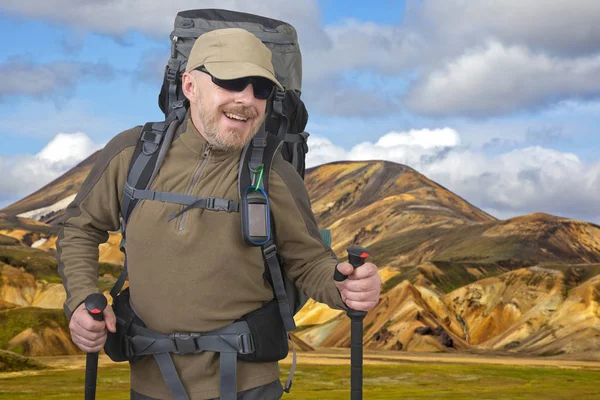 Счастливый турист на фоне горной местности . — стоковое фото