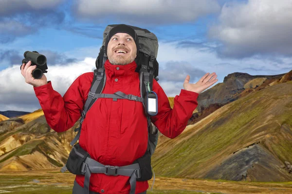 Удивился красоте природы турист в красной куртке — стоковое фото