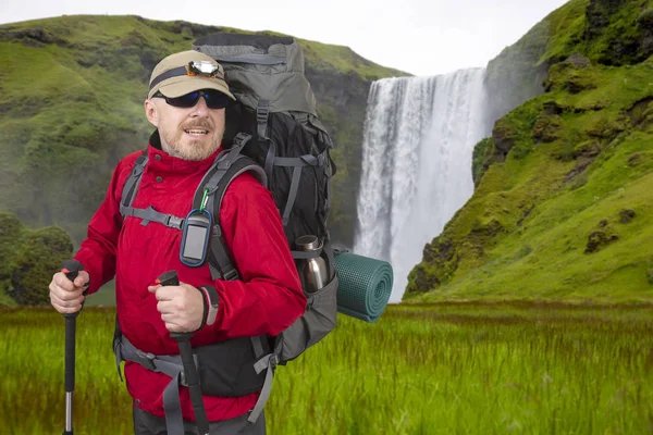 Bem sucedido turista homem em uma jaqueta vermelha no fundo de um I — Fotografia de Stock