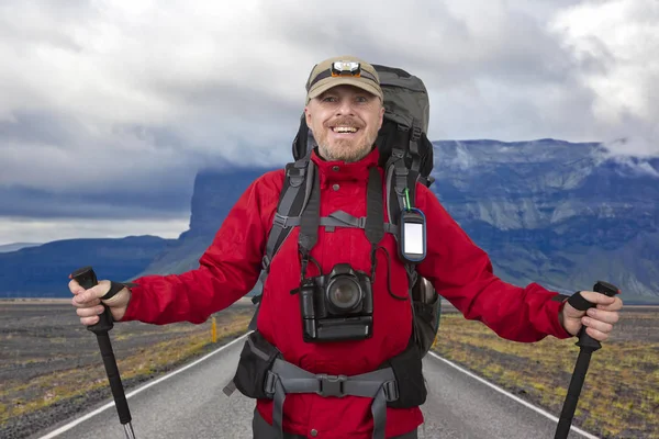 Appy brodaty turysta z aparatem fotograficznym, Navigator i trekking bieguny o — Zdjęcie stockowe