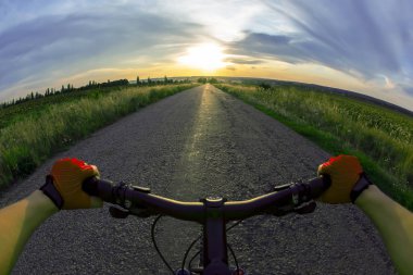 doğru yolda bir bisikletçi sürme direksiyon eller