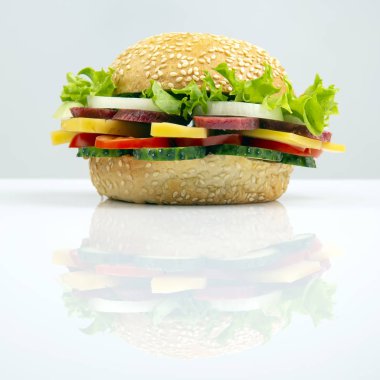 Sebzeli hamburger ve beyaz arka planda sosis. Fas