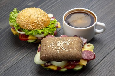 Sebzeli hamburger, sosis ve gri sırtlı kahve.