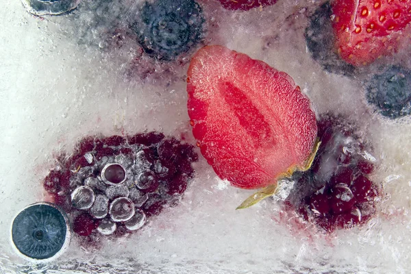 Diferentes bayas jugosas congeladas en hielo. Vitamina útil saludable fo — Foto de Stock