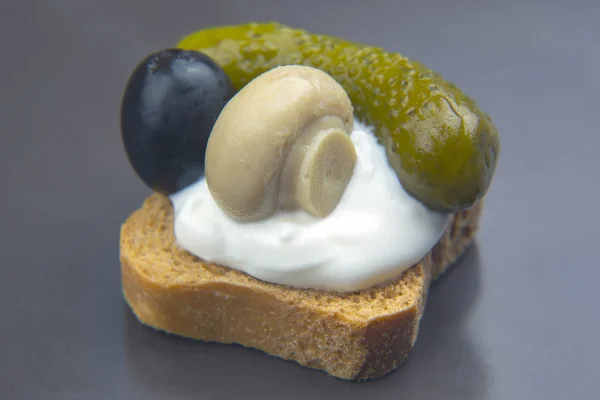 Lätt mellanmål frukost av konserverade och inlagda oliver, gurka, mu — Stockfoto