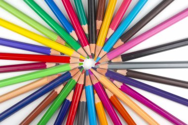 Beyaz arka plan üzerine çizim yapmak için renkli kalemler. Eğitim ve