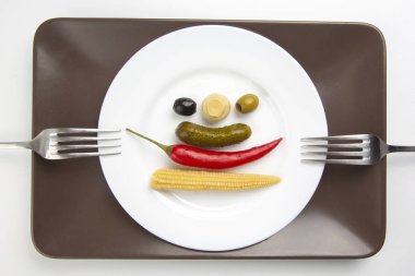 Salatada zeytin, salatalık turşusu, biber, mantar ve mısır. 