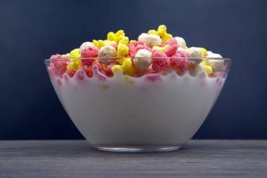 Renkli hafif atıştırmalıklar. Süte batırılmış bir tabakta kahvaltı. Öl