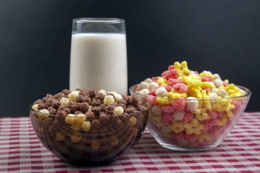 Renkli hafif atıştırmalıklar. Tabakta kahvaltı ve bir bardak süt.. 