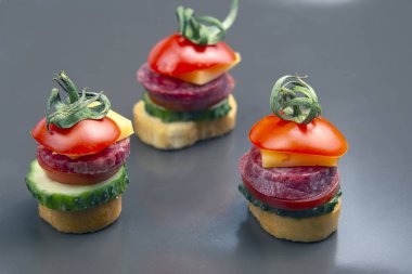 Sebze, peynir ve sosisten yapılmış hafif sandviçler. Çabuk ol!