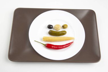 Salatada zeytin, salatalık turşusu, biber, mantar ve mısır. 