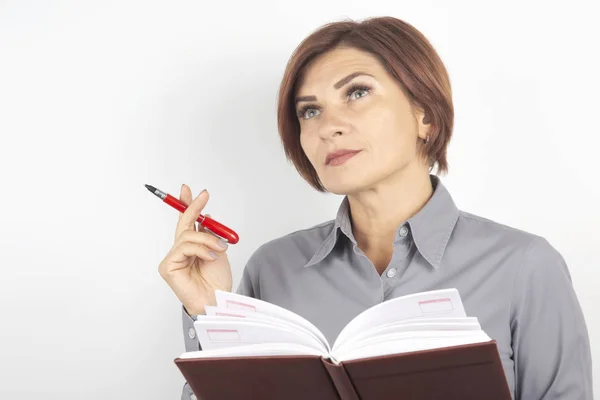 Mujer de negocios con un bolígrafo rojo y documentos en sus manos en un whi — Foto de Stock